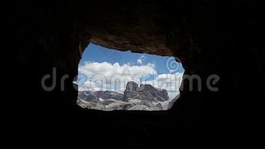 从第一次世界<strong>大战</strong>期间挖掘的一个洞穴中看到了波佩拉和克罗达·迪托尼